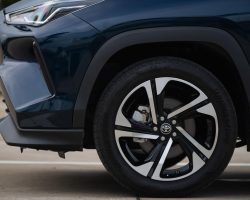 VÀNH MÂM
phần mâm kích thước khá lớn lên đến 18 inch cùng tạo hình 5 cánh được phay xước khá ấn tượng.