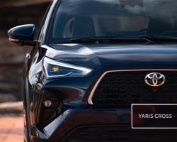 ĐẦU XE
Phần đầu xe được thiết kế với phần lưới tản nhiệt đen, dạng hình thang quen thuộc, 2 bên là 2 cụm đèn chiếu sáng hình tam giác, kết hợp xi nhan, phía bên dưới đèn chiếu sáng sẽ là đèn chiếu sương mù, cũng như khe hốc hút gió kích thước lớn.